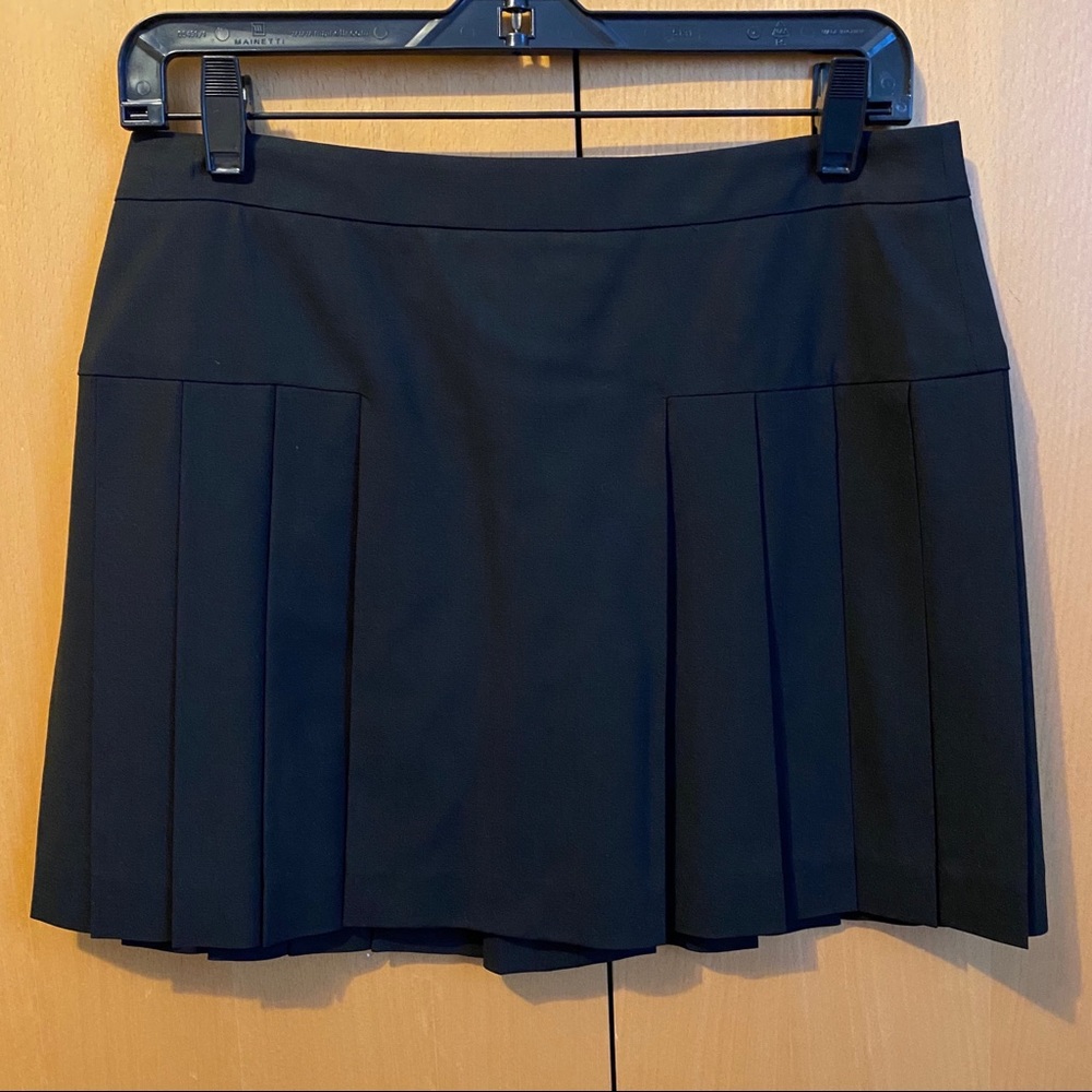 Price Drop !!New without Tag , Theory black pleaded skirt